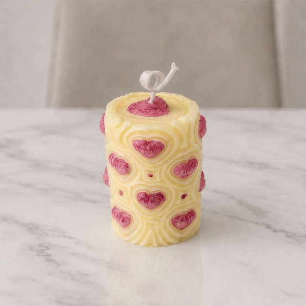 Vela cilindro de corazones crema